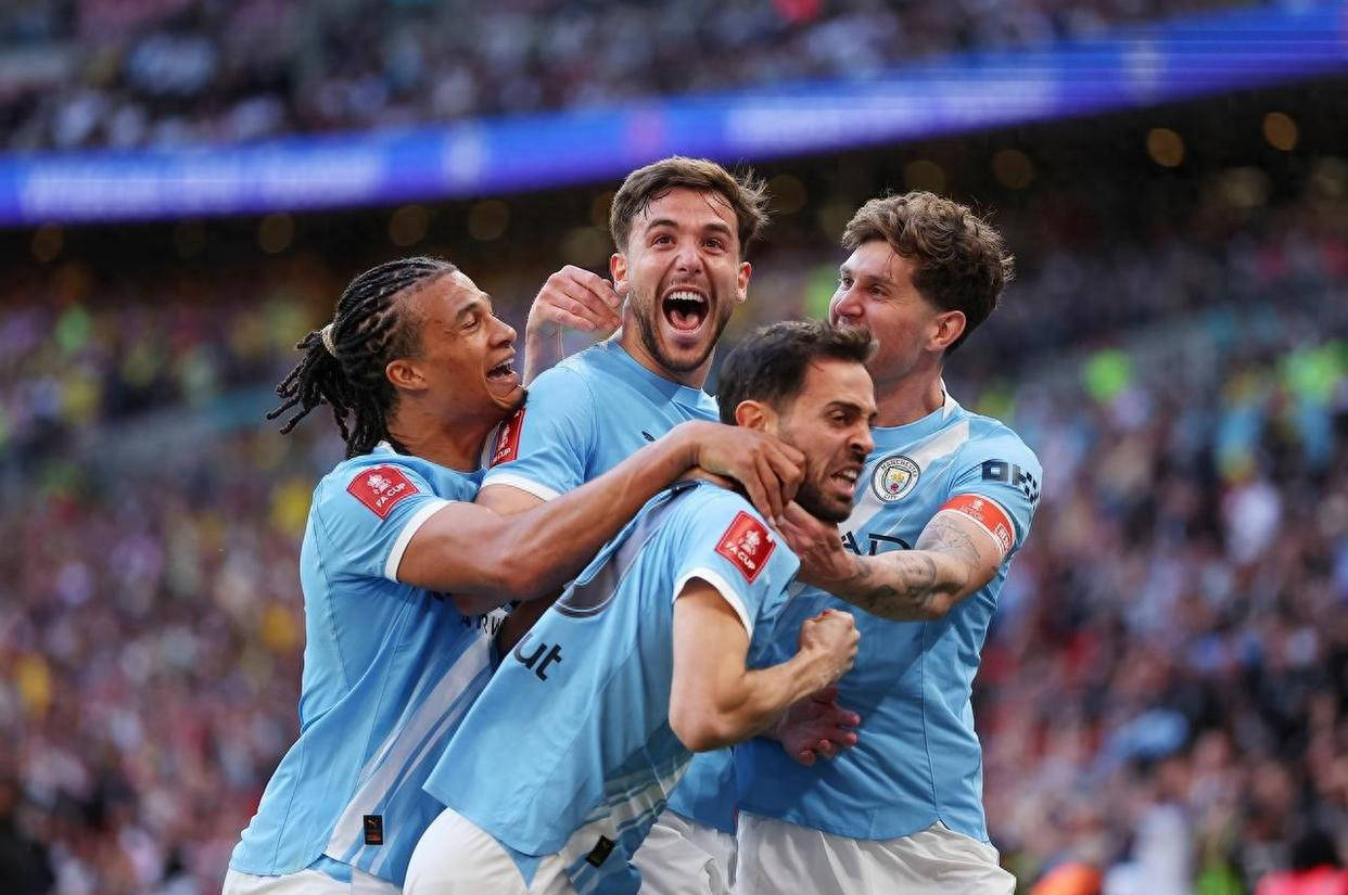 连续四年闯入决赛！重建期曼城全力冲击三冠王，背后竟是同行的“默契配合”